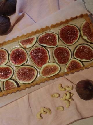 Vegan fig tart symbolic picture