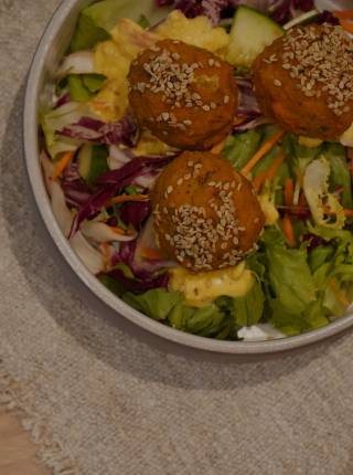 Kürbis-Falafel aus dem Backofen mit Kürbissauerrahm Symbolfoto