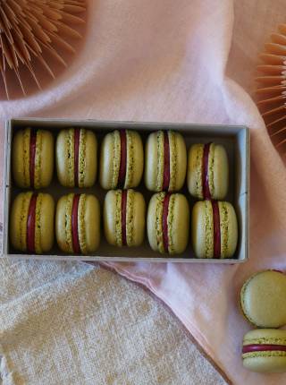 Matcha Macarons mit Beerenfüllung Symbolfoto