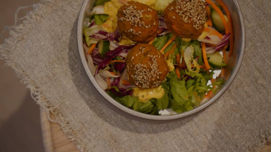 Kürbis-Falafel aus dem Backofen mit Kürbissauerrahm Symbolfoto