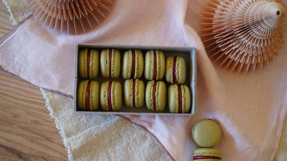 Matcha Macarons mit Beerenfüllung Symbolfoto